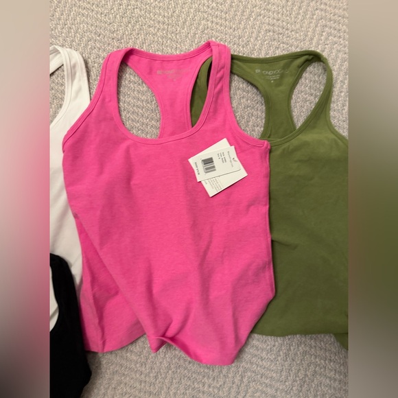 4 Women's beyond yoga Tank Set - Black, White, Pink, Green- medium EUC & NWT - Picture 2 of 6